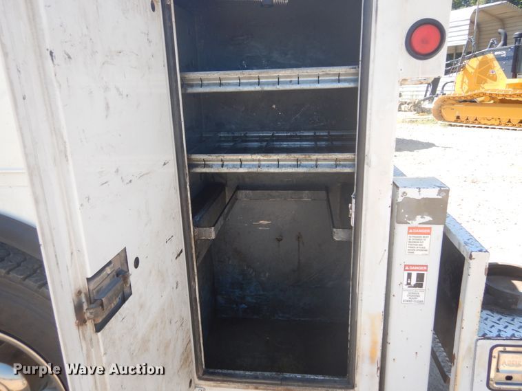 image for item GR9746 2005 Chevrolet C7500  service truck with crane