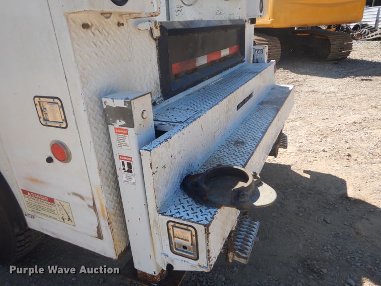 image for item GR9746 2005 Chevrolet C7500  service truck with crane