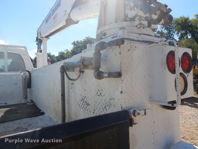 image for item GR9746 2005 Chevrolet C7500  service truck with crane