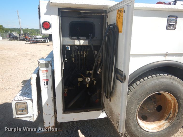 image for item GR9746 2005 Chevrolet C7500  service truck with crane