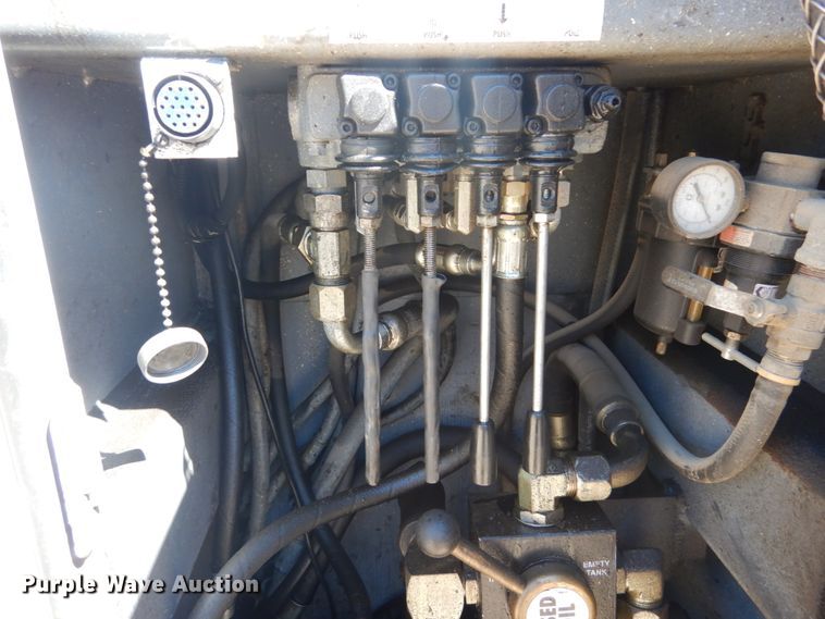 image for item GR9746 2005 Chevrolet C7500  service truck with crane