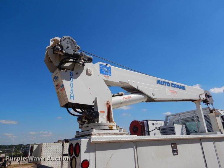 image for item GR9746 2005 Chevrolet C7500  service truck with crane