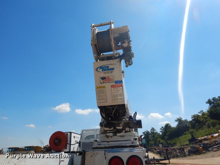 image for item GR9746 2005 Chevrolet C7500  service truck with crane