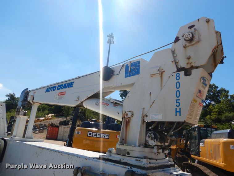 image for item GR9746 2005 Chevrolet C7500  service truck with crane