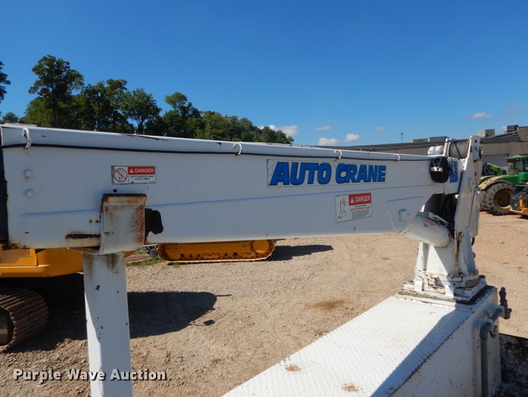 image for item GR9746 2005 Chevrolet C7500  service truck with crane