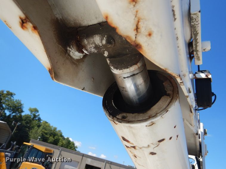 image for item GR9746 2005 Chevrolet C7500  service truck with crane