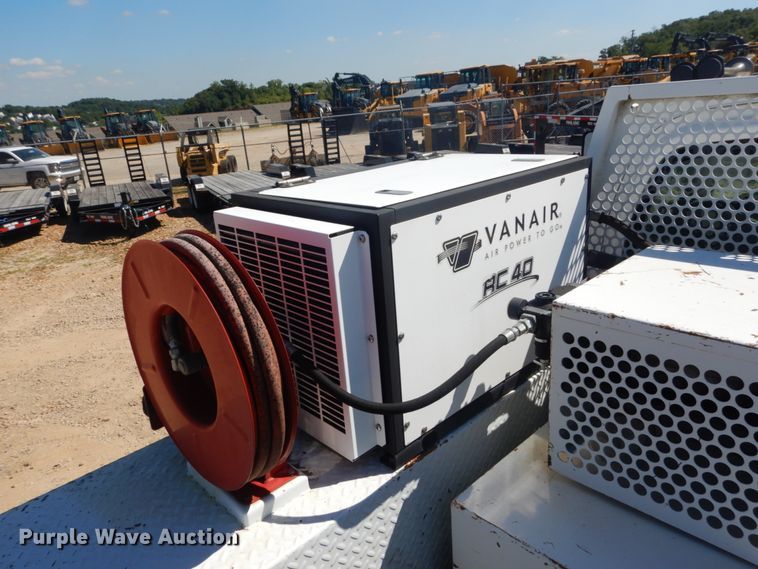 image for item GR9746 2005 Chevrolet C7500  service truck with crane