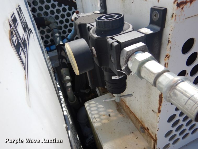 image for item GR9746 2005 Chevrolet C7500  service truck with crane