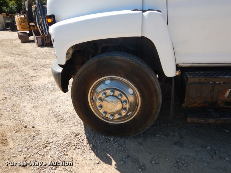 image for item GR9746 2005 Chevrolet C7500  service truck with crane