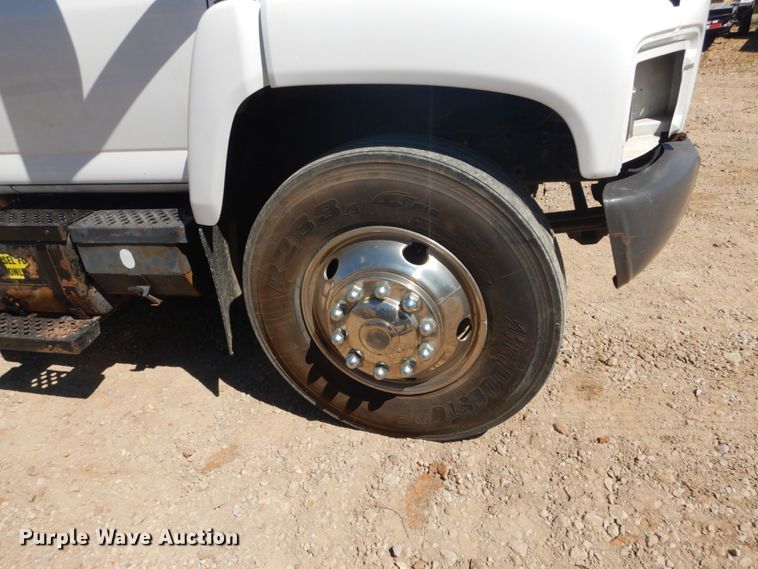 image for item GR9746 2005 Chevrolet C7500  service truck with crane