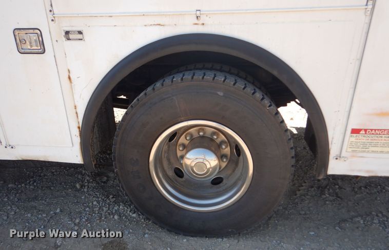 image for item GR9746 2005 Chevrolet C7500  service truck with crane