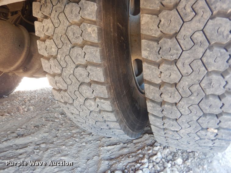 image for item GR9746 2005 Chevrolet C7500  service truck with crane