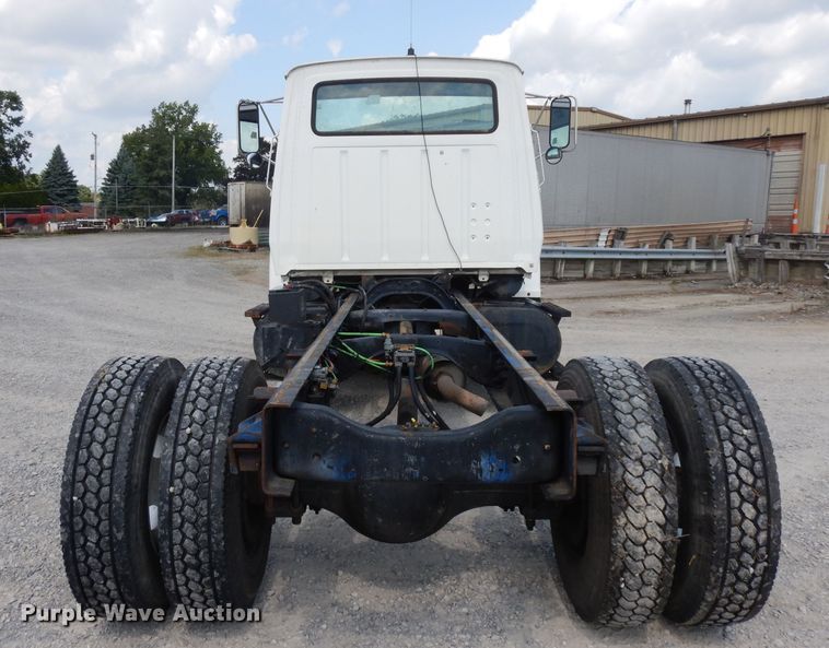 image for item HA9458 1997 Ford L7000  truck cab and chassis