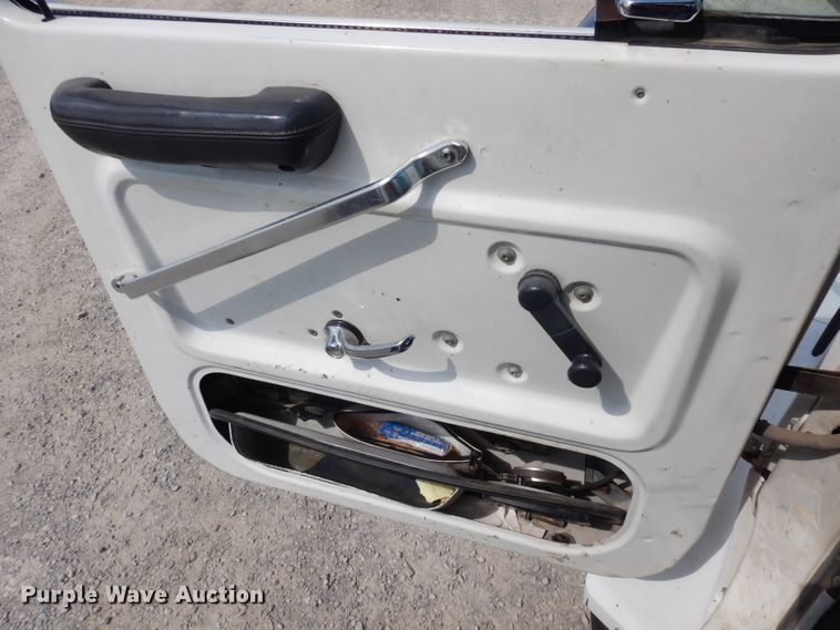 image for item HA9458 1997 Ford L7000  truck cab and chassis