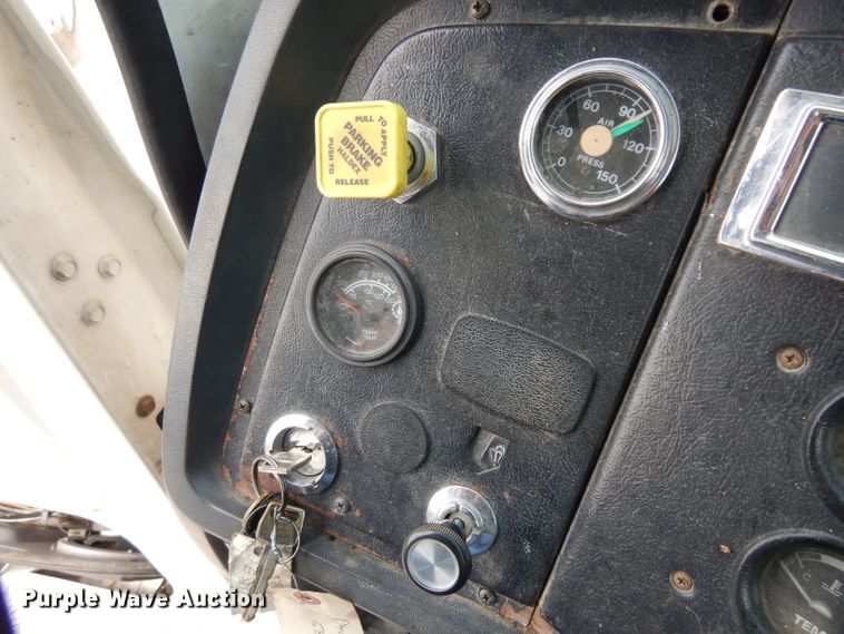 image for item HA9458 1997 Ford L7000  truck cab and chassis