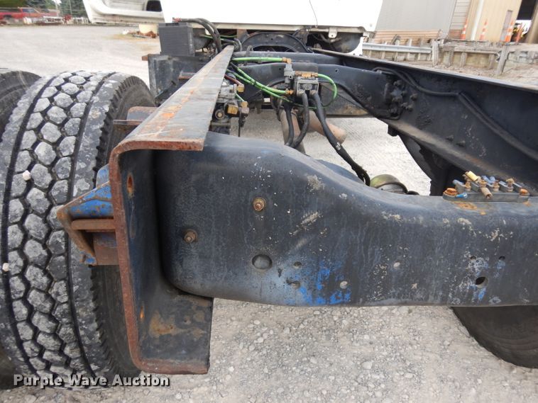image for item HA9458 1997 Ford L7000  truck cab and chassis