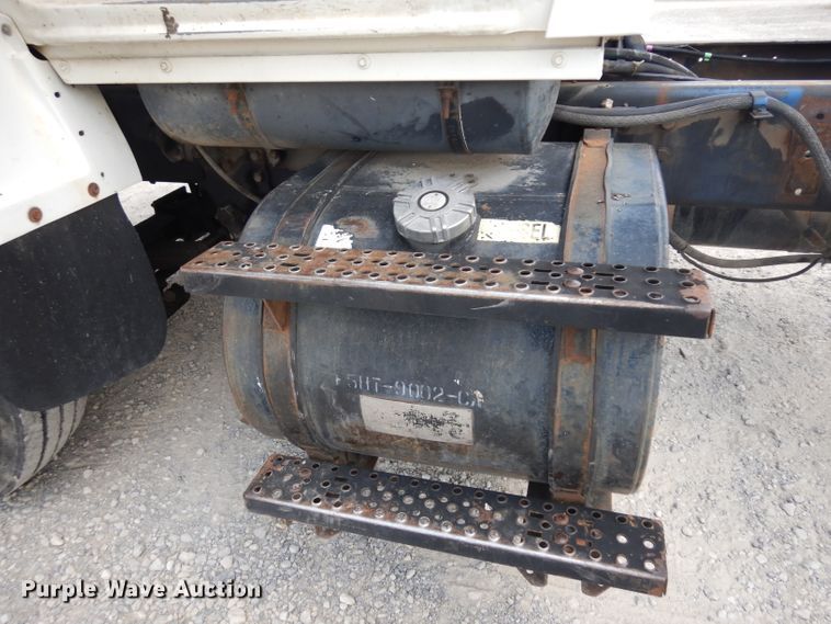 image for item HA9458 1997 Ford L7000  truck cab and chassis