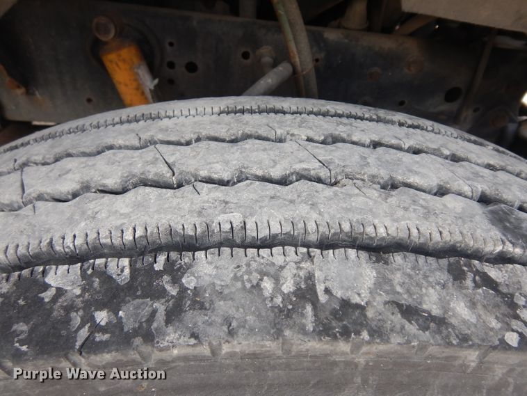 image for item HA9458 1997 Ford L7000  truck cab and chassis