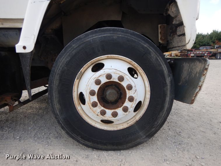 image for item HA9458 1997 Ford L7000  truck cab and chassis