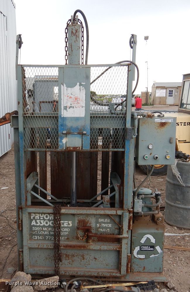 image for item HB9021 Vertical refuse baler