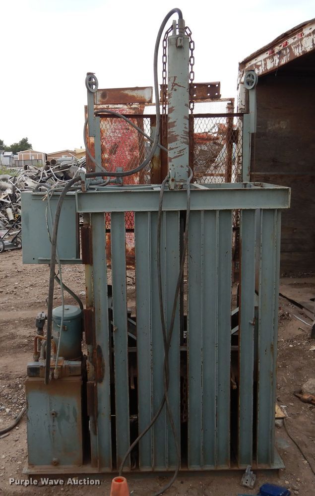 image for item HB9021 Vertical refuse baler
