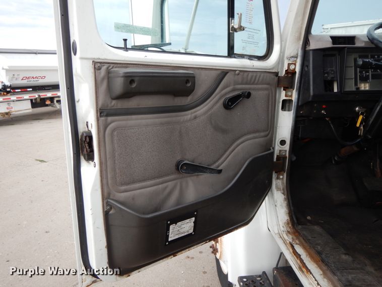 image for item HJ9583 1999 International 4700  box truck