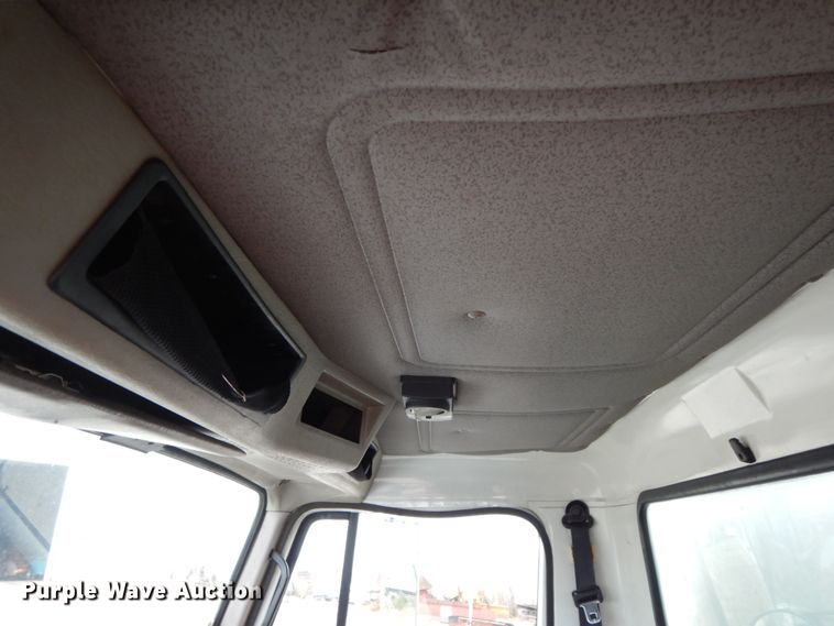 image for item HJ9583 1999 International 4700  box truck