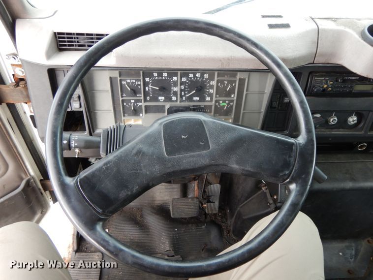 image for item HJ9583 1999 International 4700  box truck