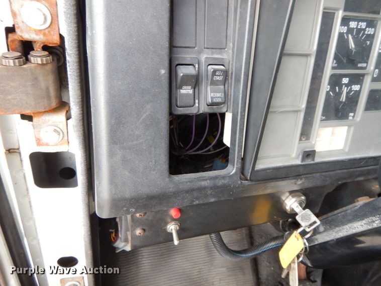 image for item HJ9583 1999 International 4700  box truck