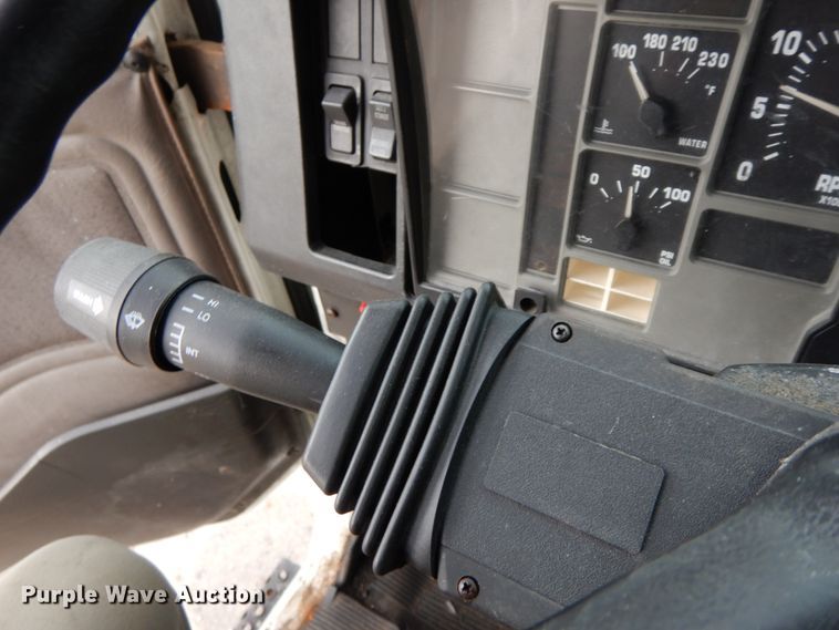 image for item HJ9583 1999 International 4700  box truck