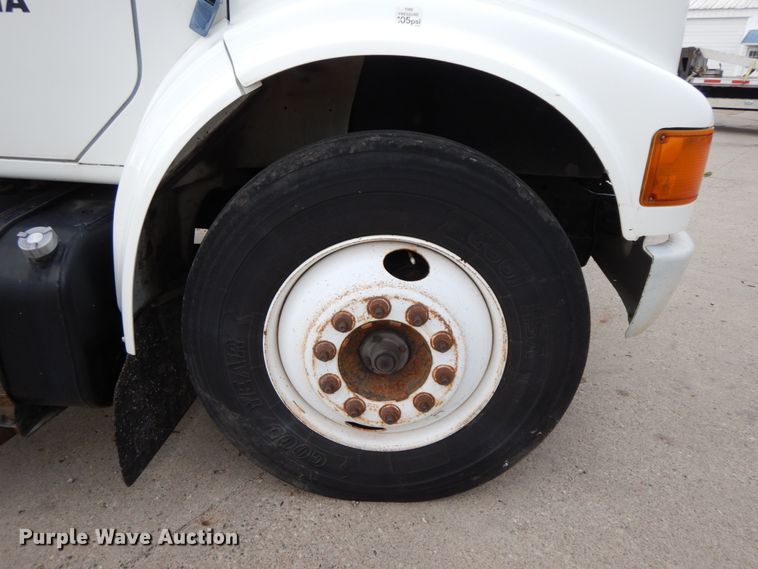 image for item HJ9583 1999 International 4700  box truck