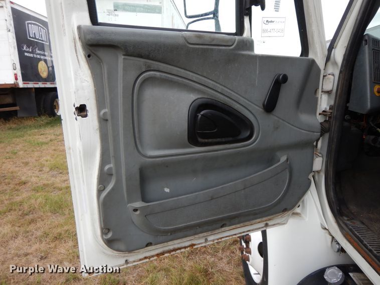 image for item HJ9584 2003 International 4300  box truck