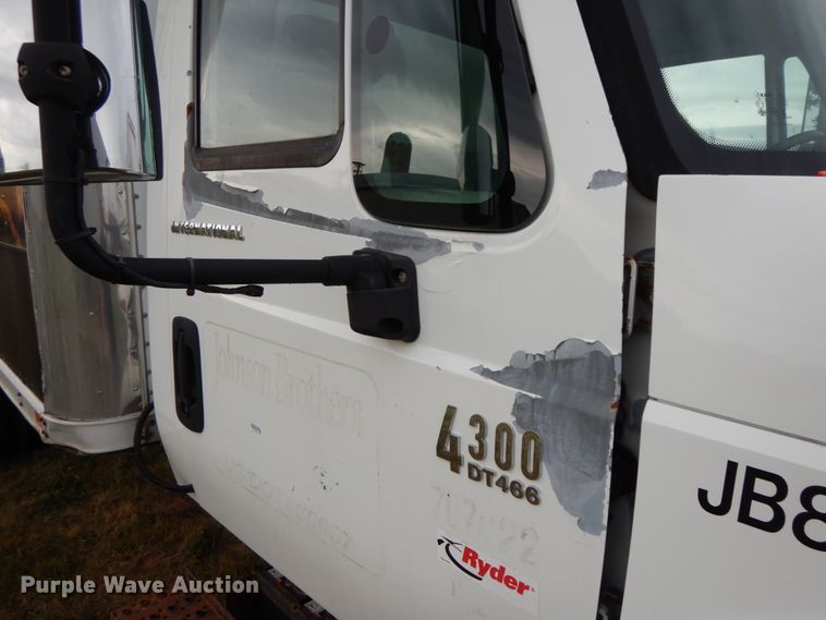 image for item HJ9584 2003 International 4300  box truck