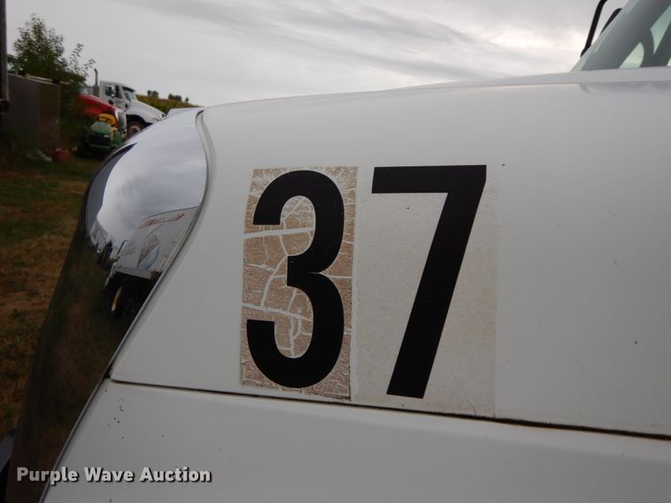 image for item HJ9584 2003 International 4300  box truck