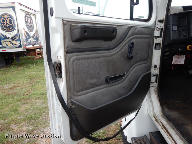 image for item HJ9585 2001 International 4700  box truck