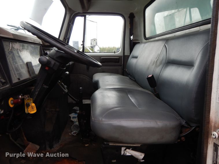 image for item HJ9585 2001 International 4700  box truck