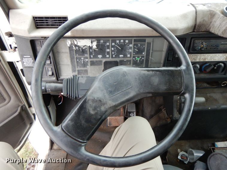 image for item HJ9585 2001 International 4700  box truck