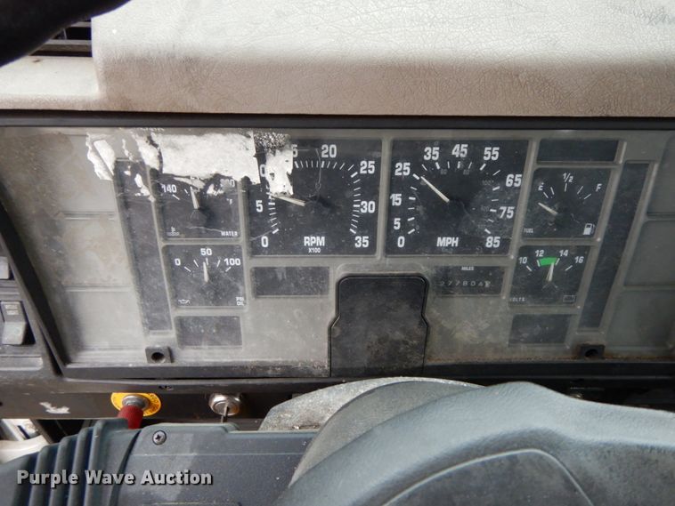 image for item HJ9585 2001 International 4700  box truck