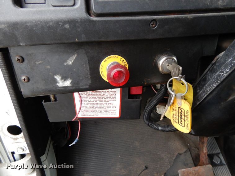 image for item HJ9585 2001 International 4700  box truck