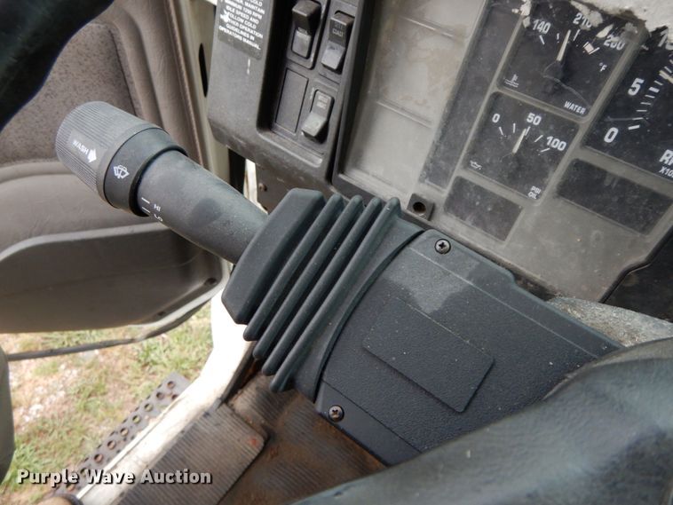 image for item HJ9585 2001 International 4700  box truck