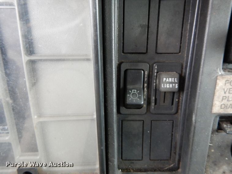 image for item HJ9585 2001 International 4700  box truck