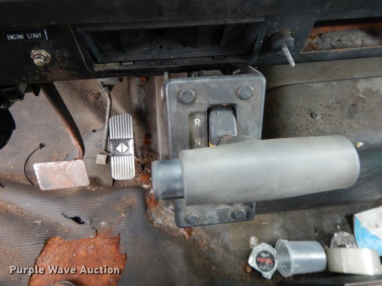 image for item HJ9585 2001 International 4700  box truck