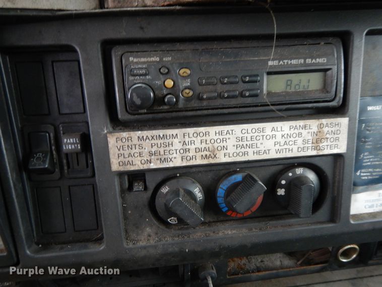 image for item HJ9585 2001 International 4700  box truck