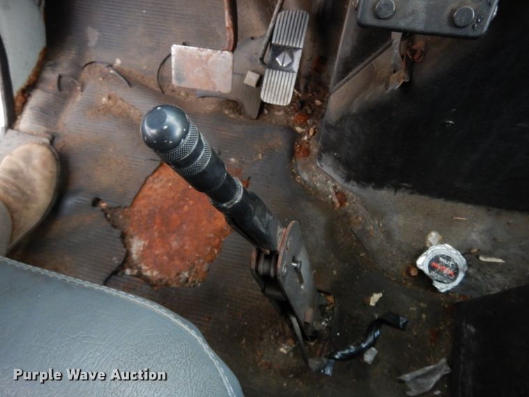 image for item HJ9585 2001 International 4700  box truck