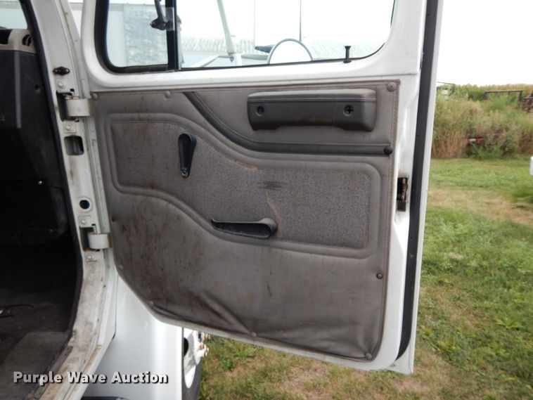 image for item HJ9585 2001 International 4700  box truck