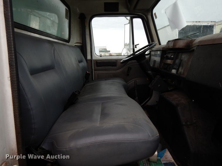 image for item HJ9585 2001 International 4700  box truck