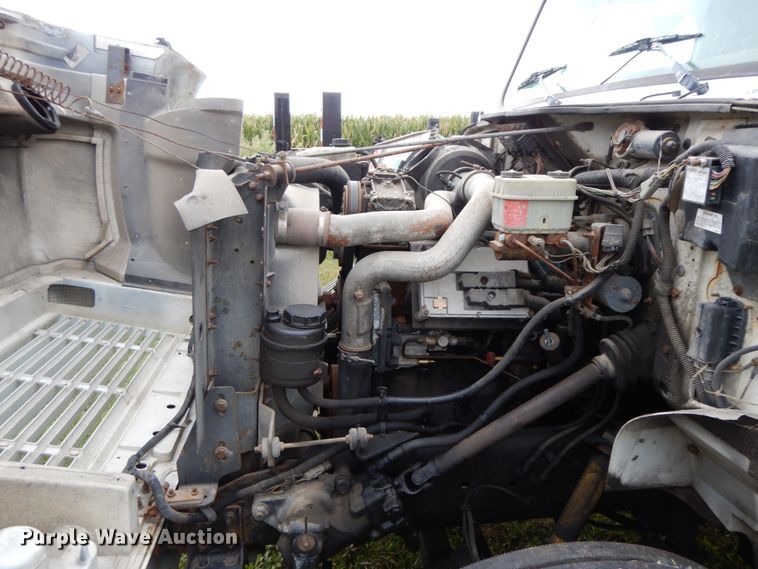 image for item HJ9585 2001 International 4700  box truck