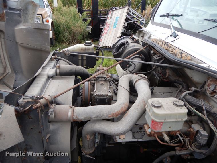 image for item HJ9585 2001 International 4700  box truck