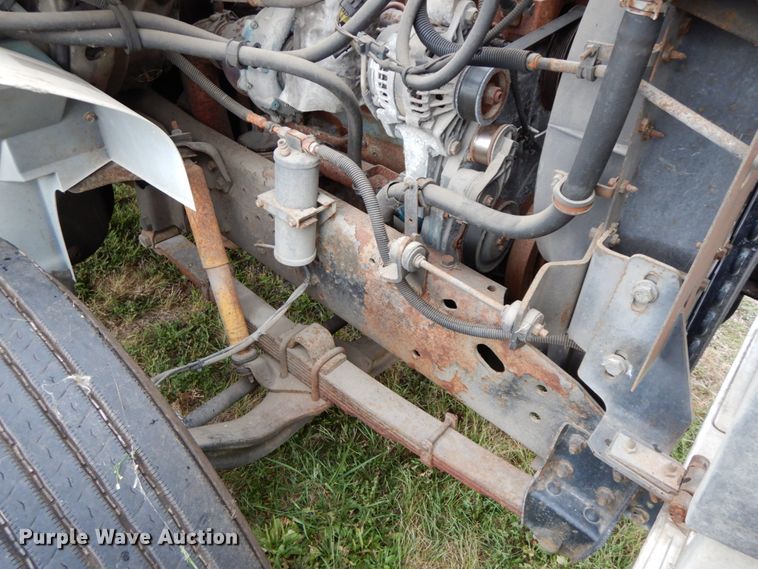 image for item HJ9585 2001 International 4700  box truck