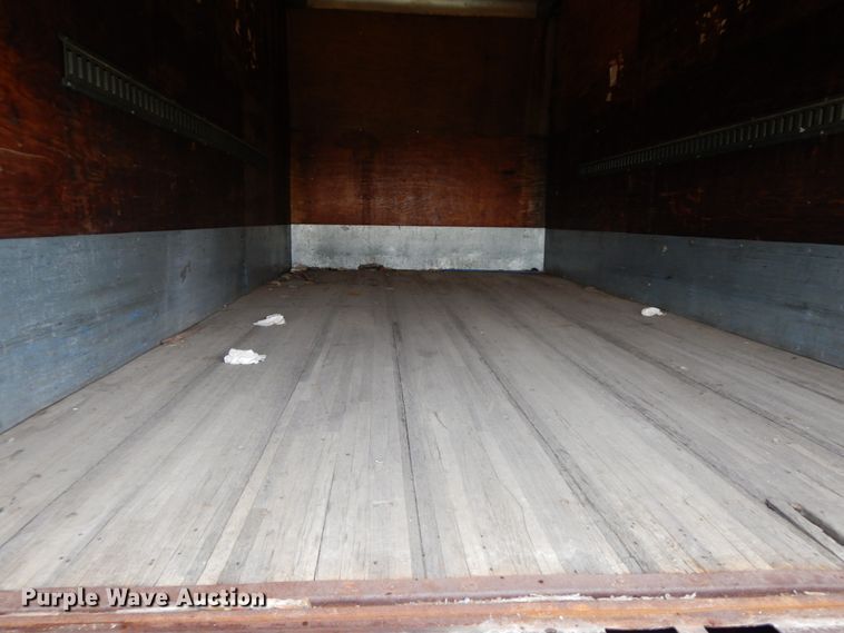 image for item HJ9585 2001 International 4700  box truck